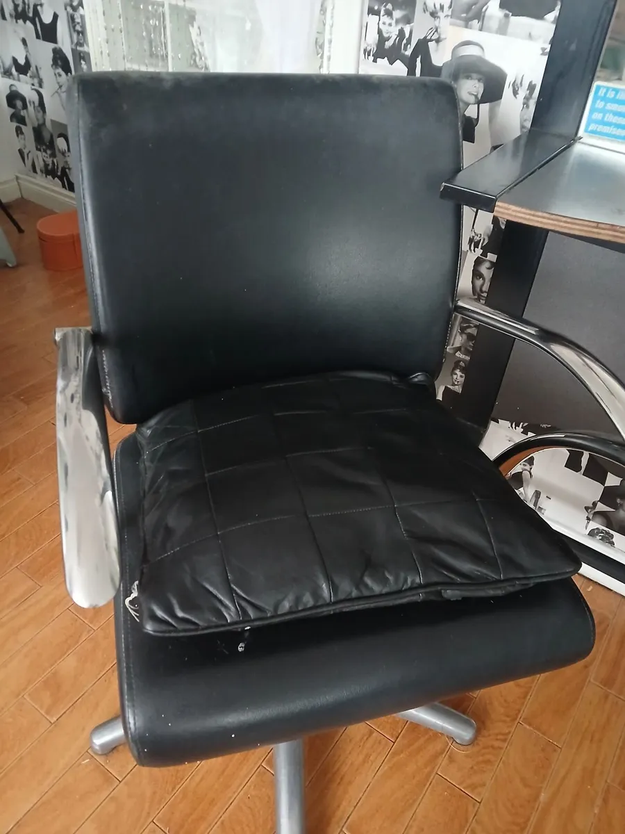 Hairdressing unit and chair and hand mirror - Image 1