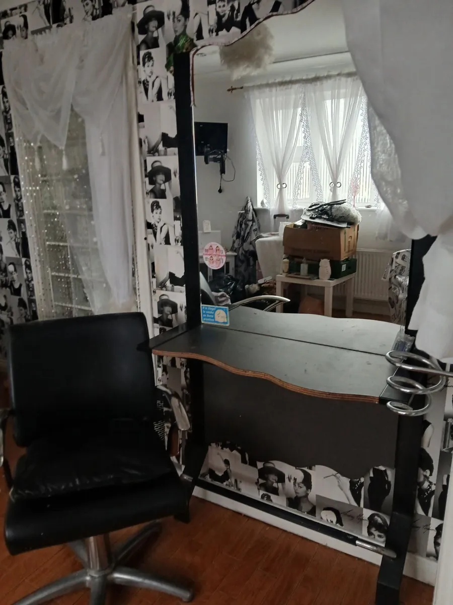 Hairdressing unit and chair and hand mirror - Image 2