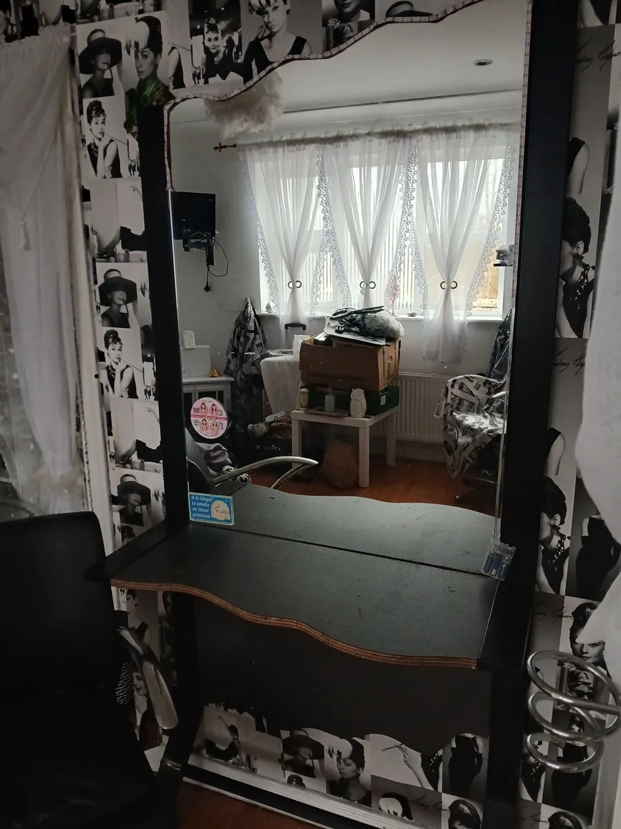 Hairdressing unit and chair and hand mirror - Image 3