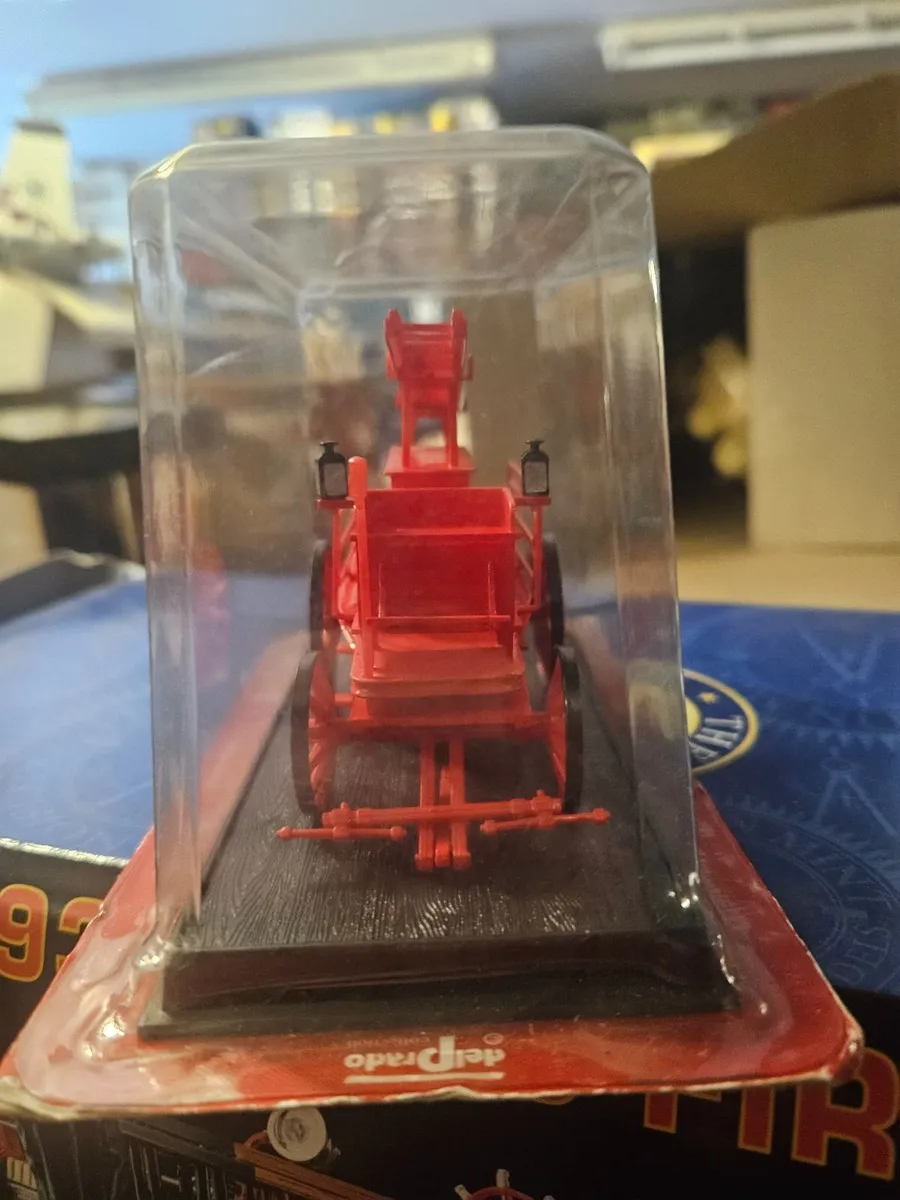 Corgi Atlas Fire Engine - Image 2