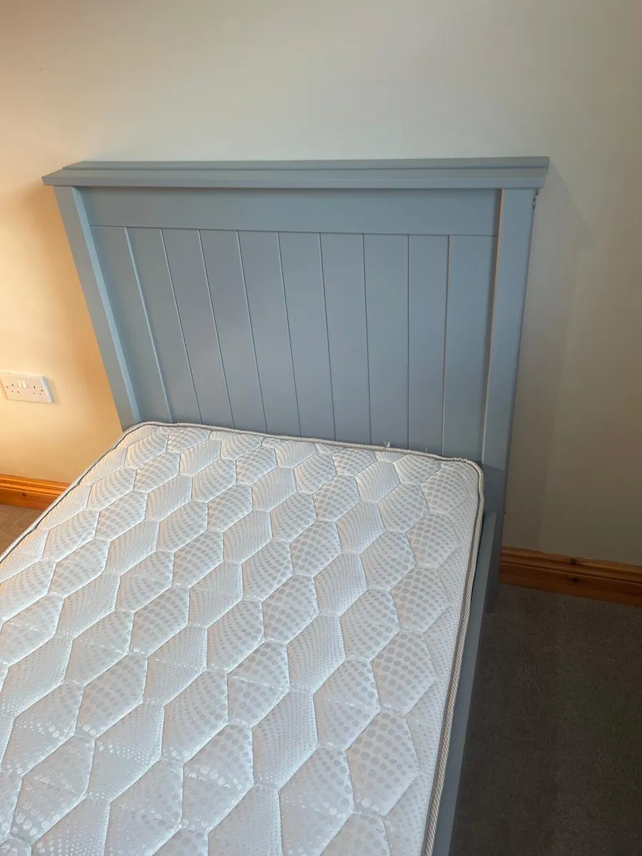 Single Bed (2 available), Mattress + Linen incl. - Image 1