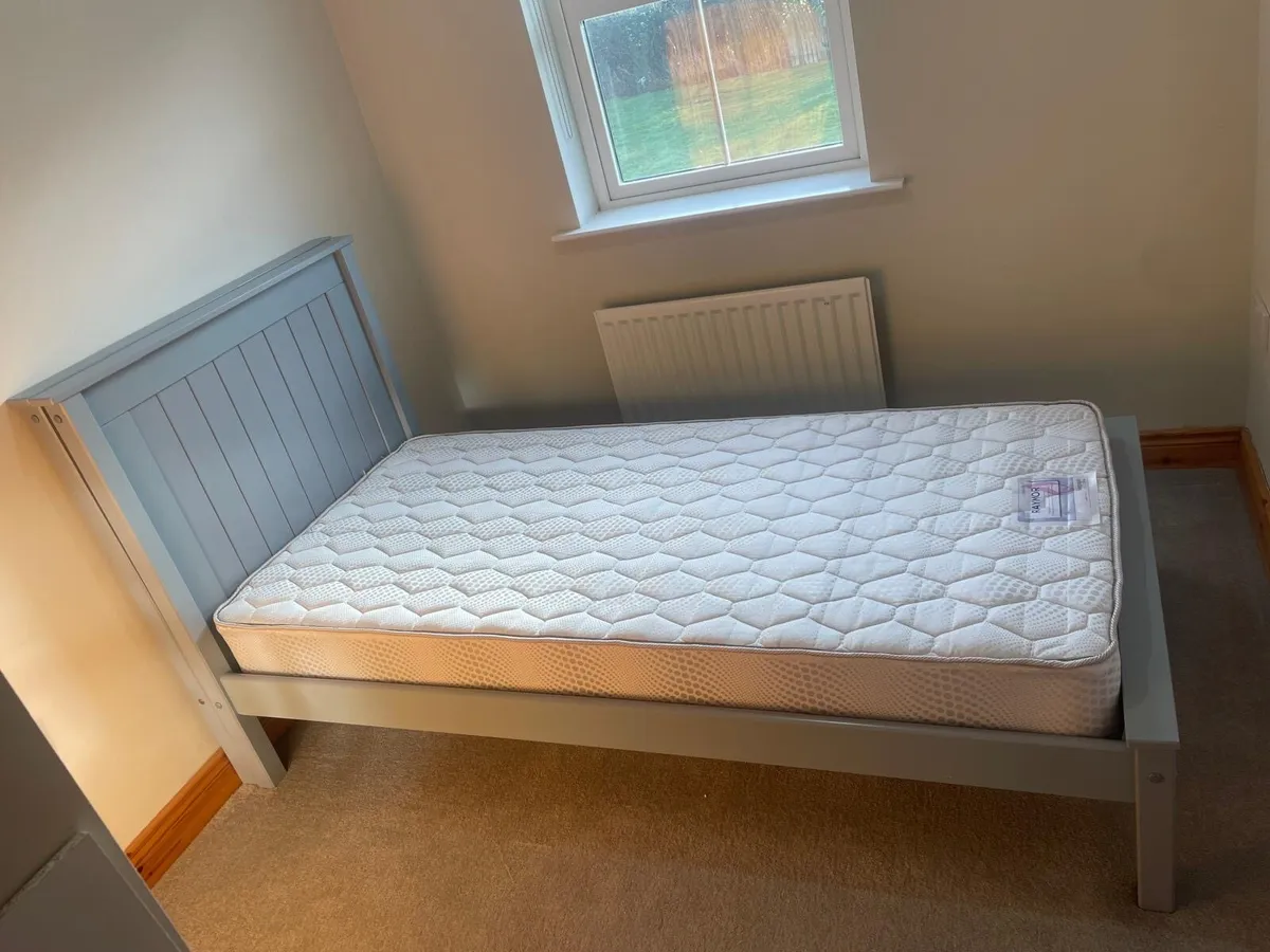 Single Bed (2 available), Mattress + Linen incl. - Image 2