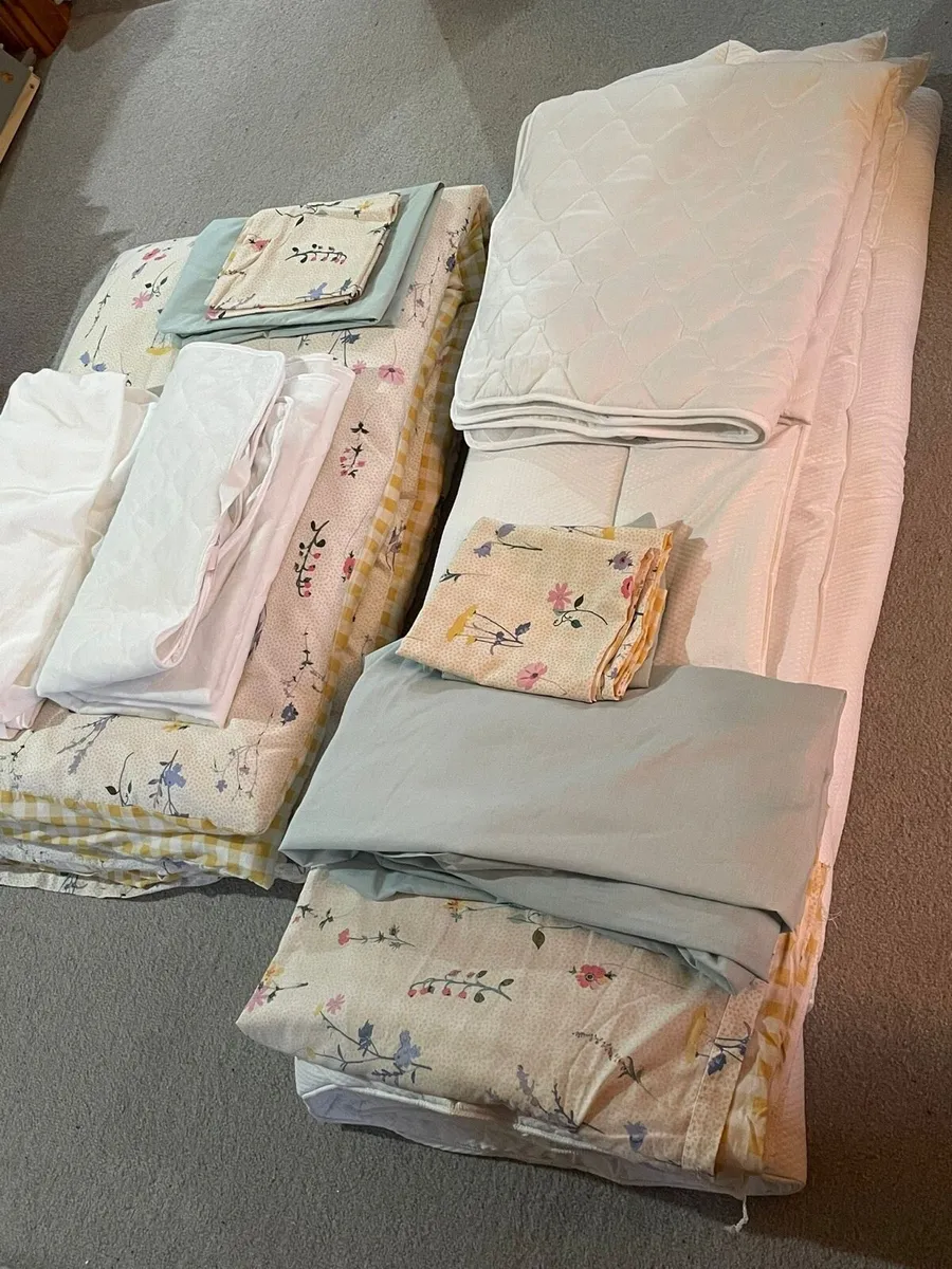 Single Bed (2 available), Mattress + Linen incl. - Image 4