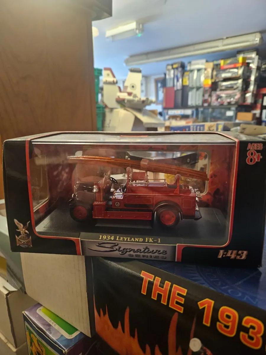 Corgi Road Signature Fire Engine - Image 1