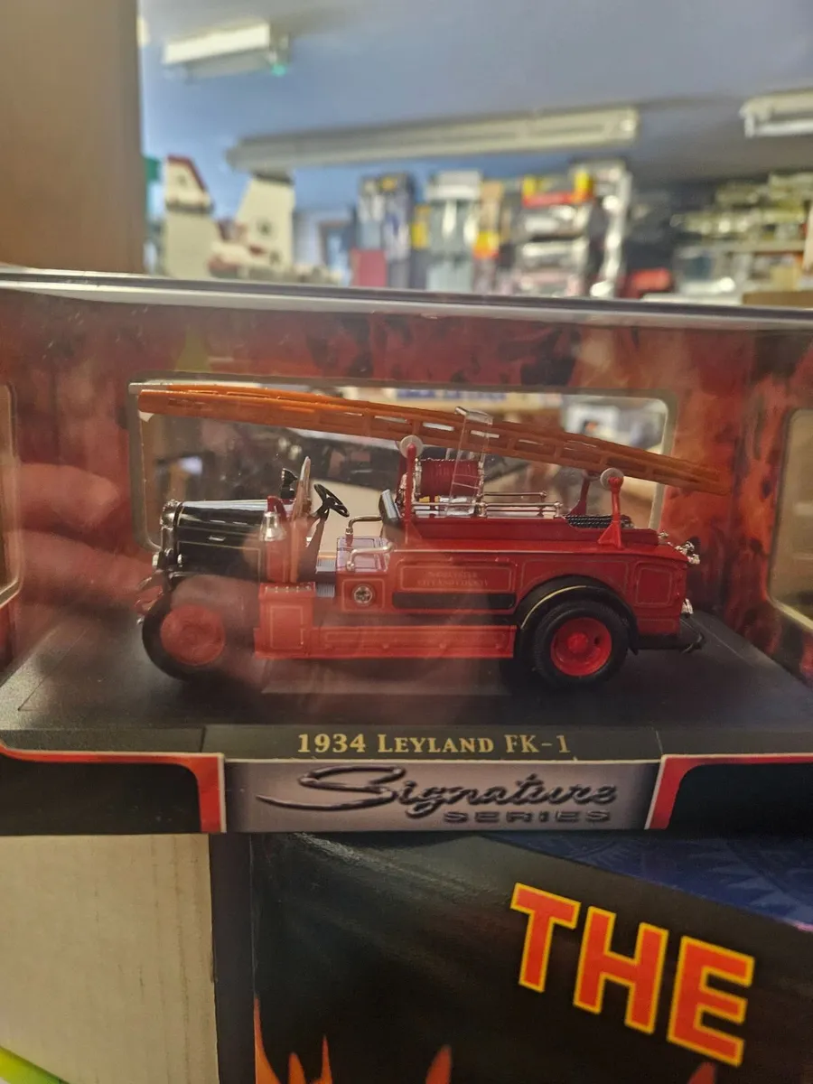 Corgi Road Signature Fire Engine - Image 2