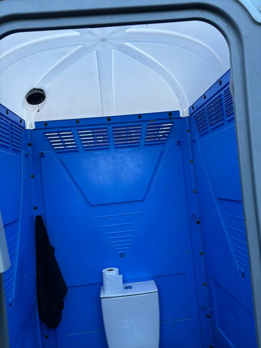Site toilet connected to mains with 1000l water - Image 4