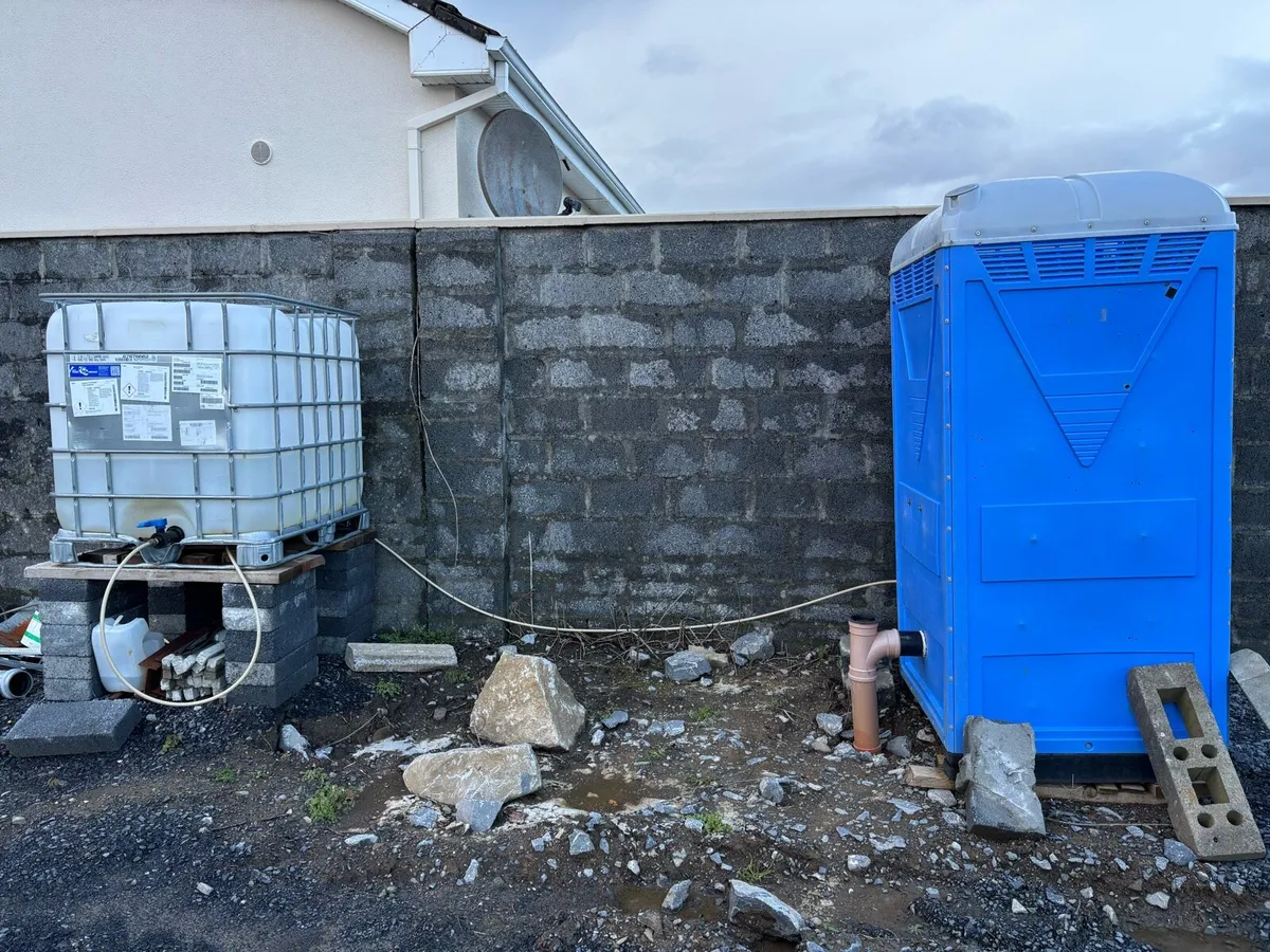 Site toilet connected to mains with 1000l water - Image 1