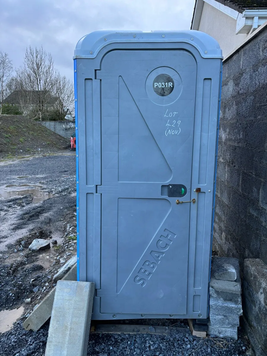Site toilet connected to mains with 1000l water - Image 2