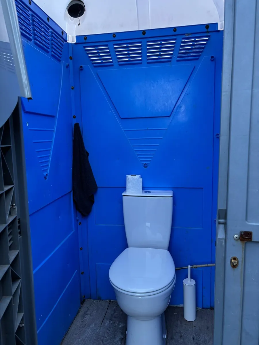 Site toilet connected to mains with 1000l water - Image 3