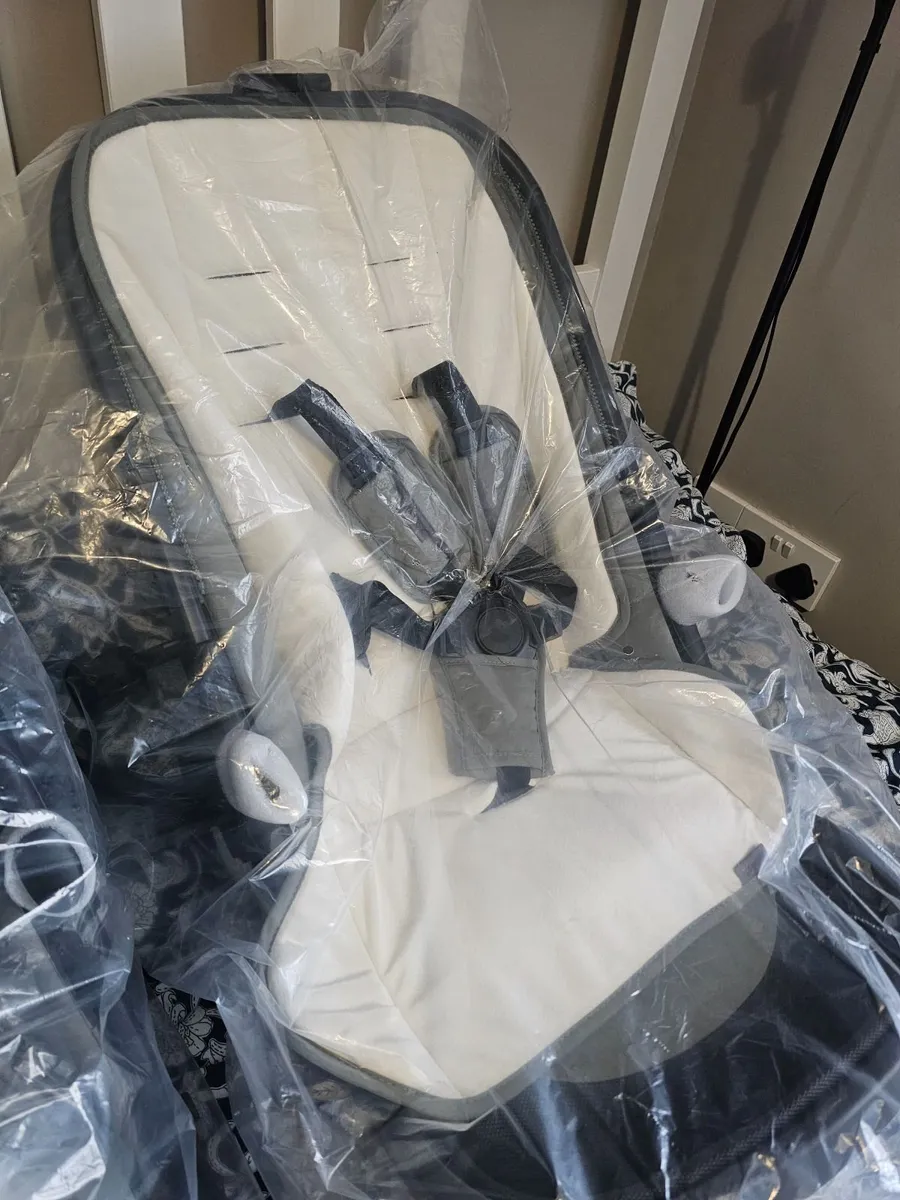 Zummi Halo double travel system & car seats - Image 2