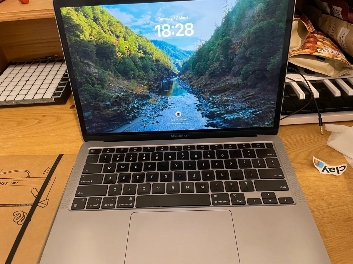 MacBook Air m1 8gb ram very good condition - Image 1