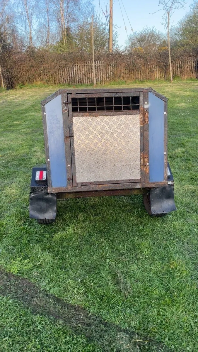 Dog box - Image 1
