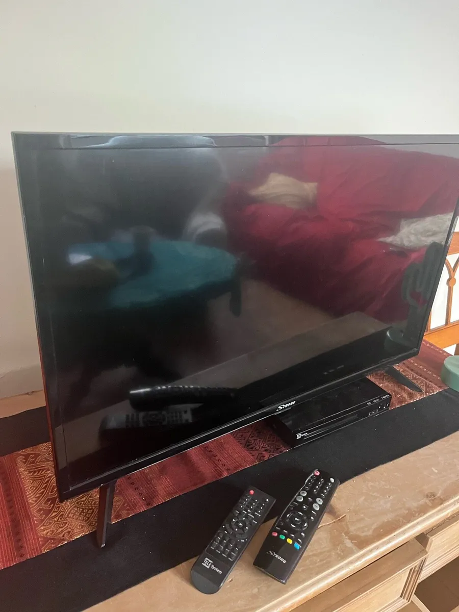 Tv and dvd player - Image 1