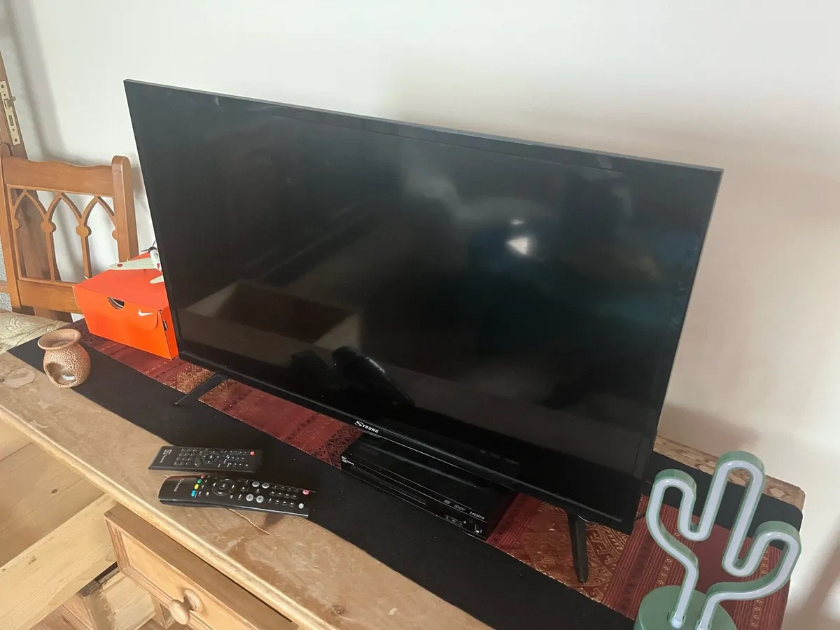 Tv and dvd player - Image 2