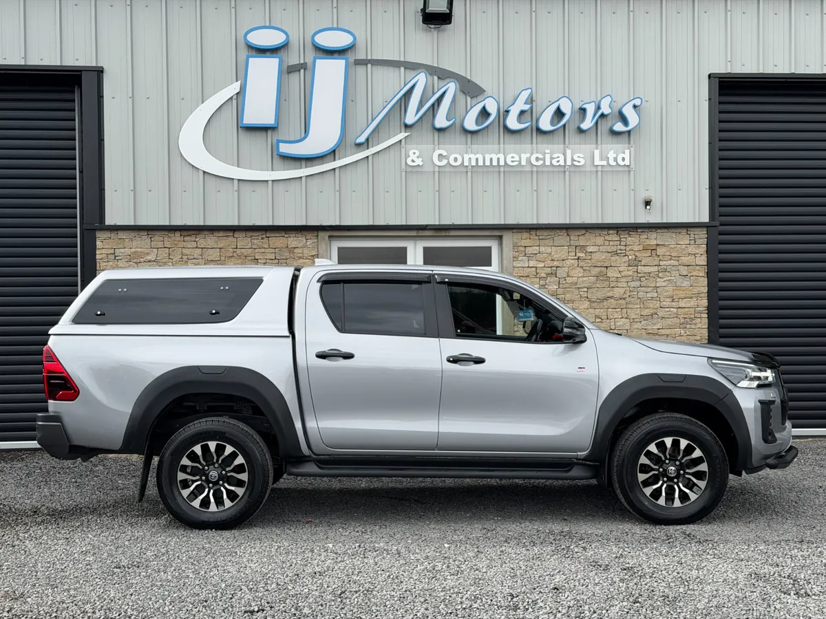 23 TOYOTA HILUX 2.8 D-4D GR SPORT 4WD CREWCAB - Image 4