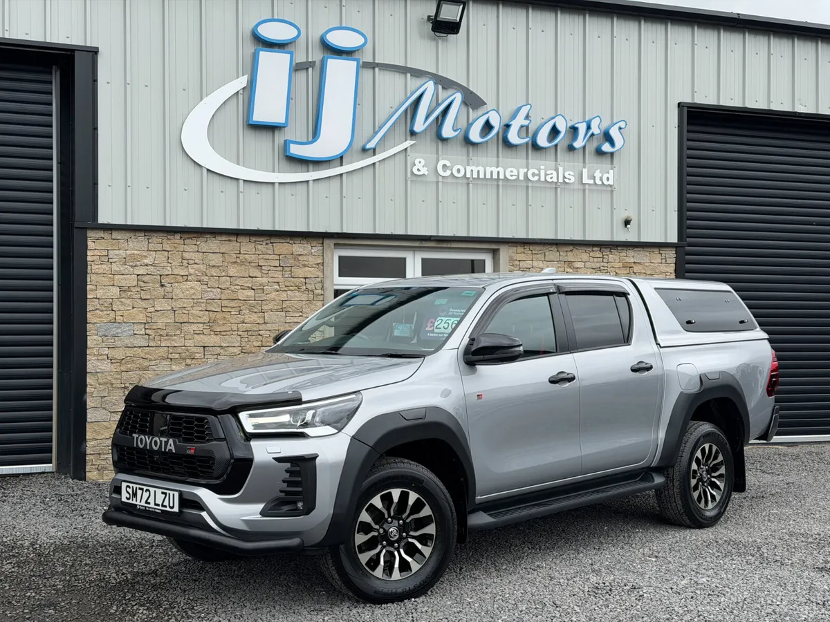 23 TOYOTA HILUX 2.8 D-4D GR SPORT 4WD CREWCAB - Image 3