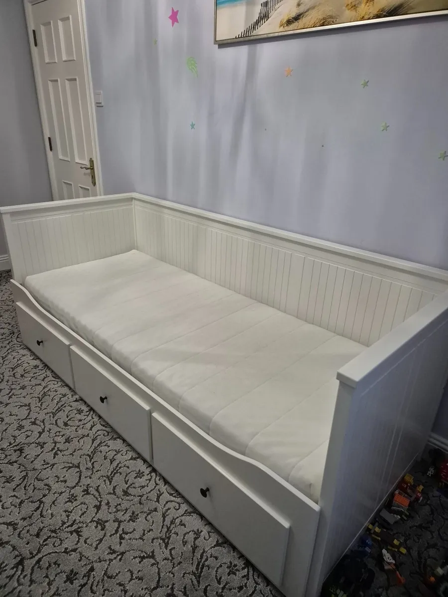 Adjustable single double bed. - Image 1