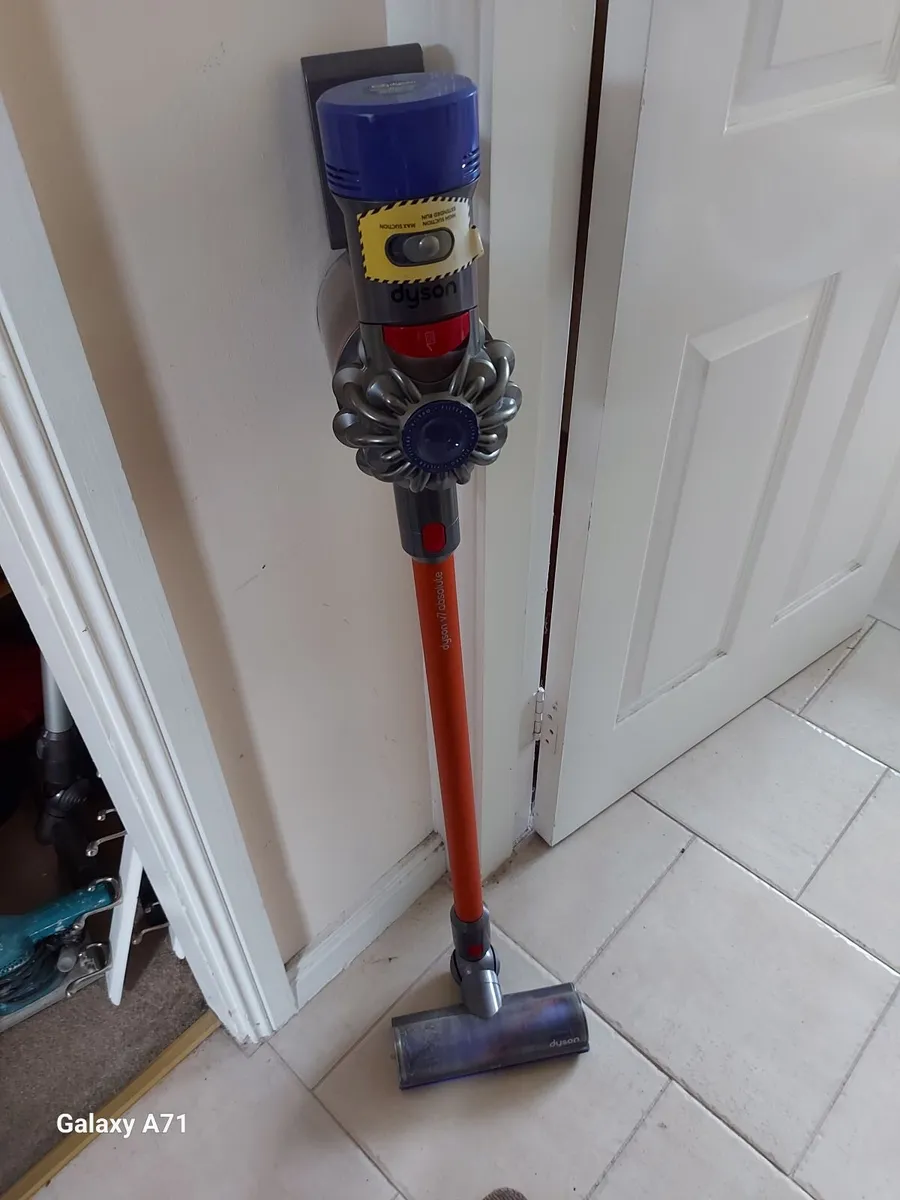 DYSON V7 Absolute Cordless Vacuum Cleaner - Image 1