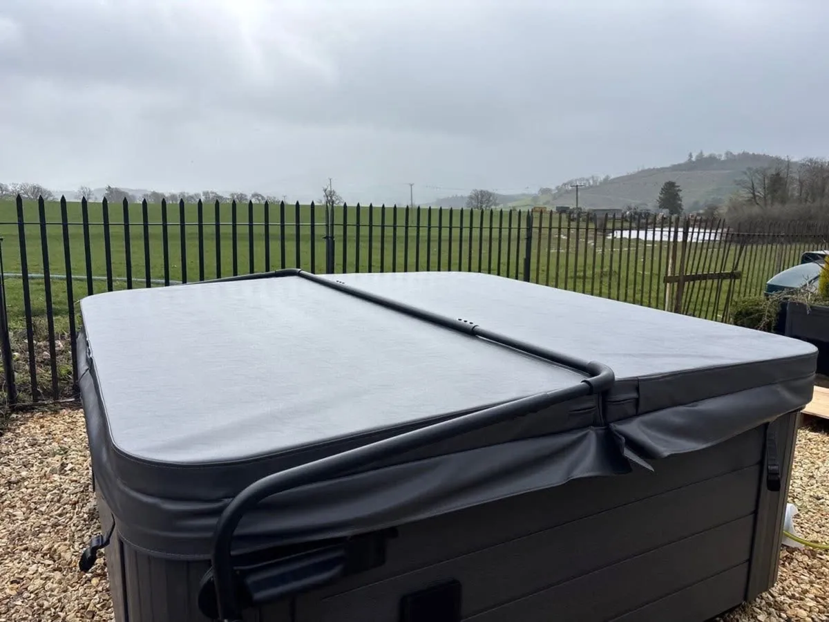 Free Delivery - New Horizon 5 Person Hot Tub - Image 2