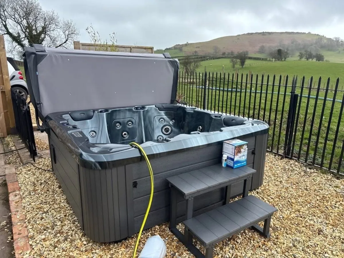 Free Delivery - New Horizon 5 Person Hot Tub - Image 3
