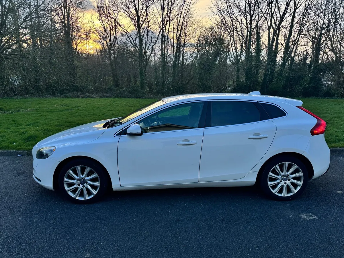 Volvo V40 2013 - Image 2