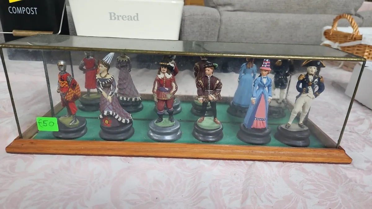 Figures in glass case - Image 1