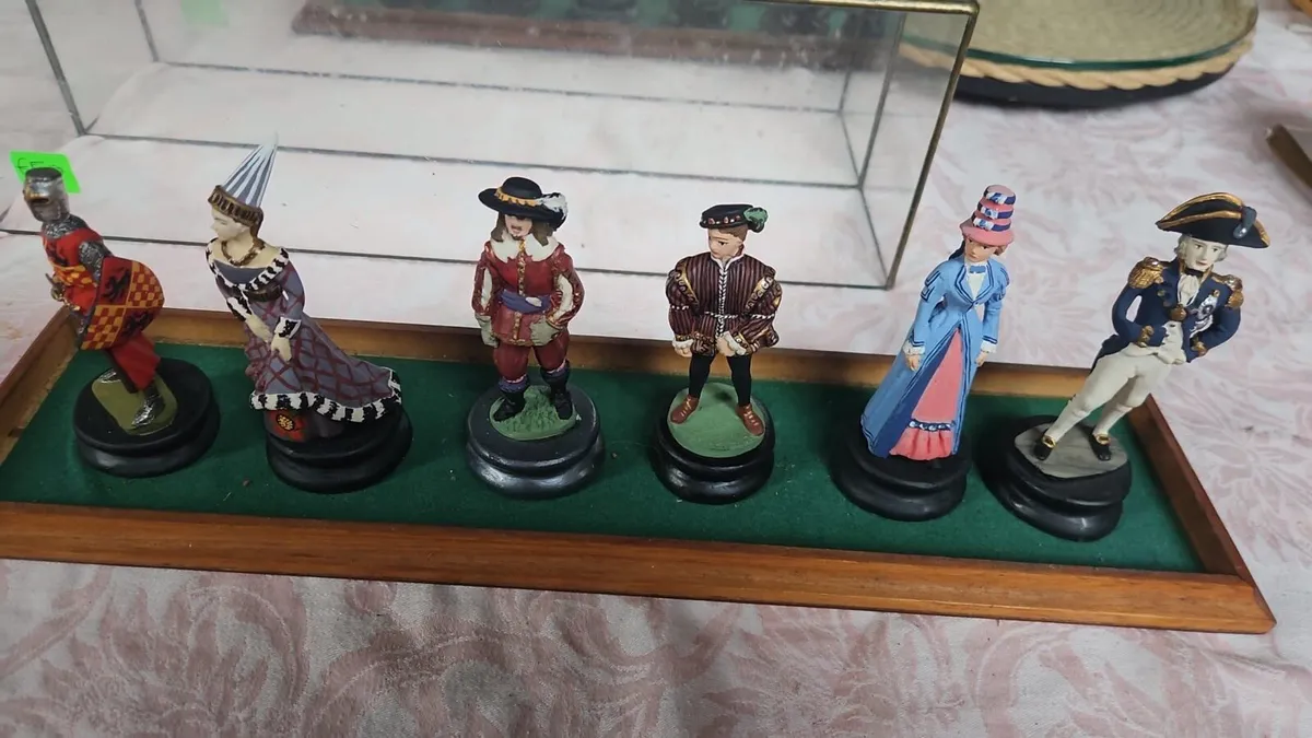 Figures in glass case - Image 2