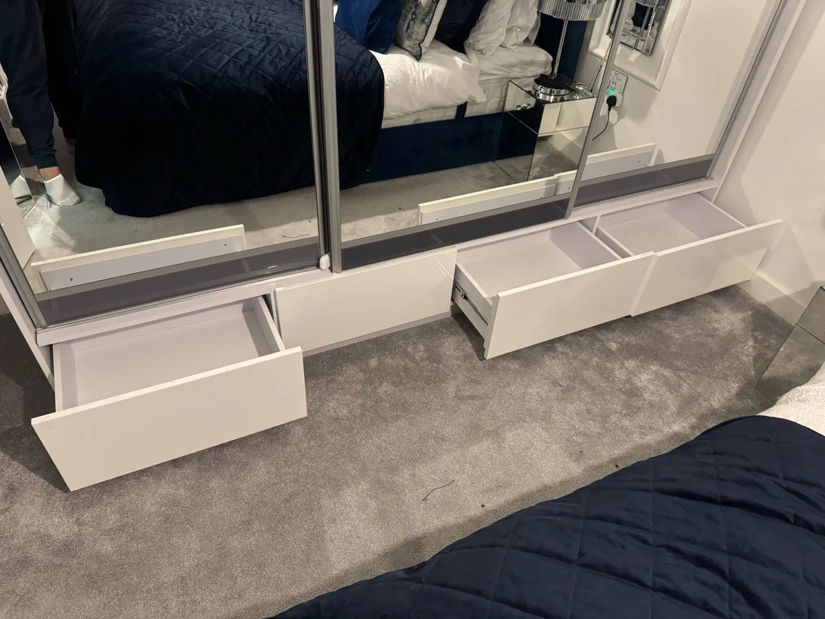 3 door wardrobe - Image 1