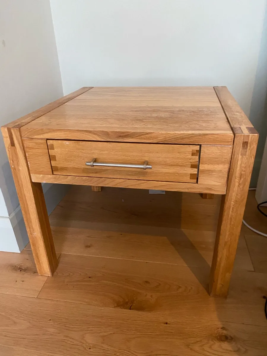 Solid oak side table - Image 1