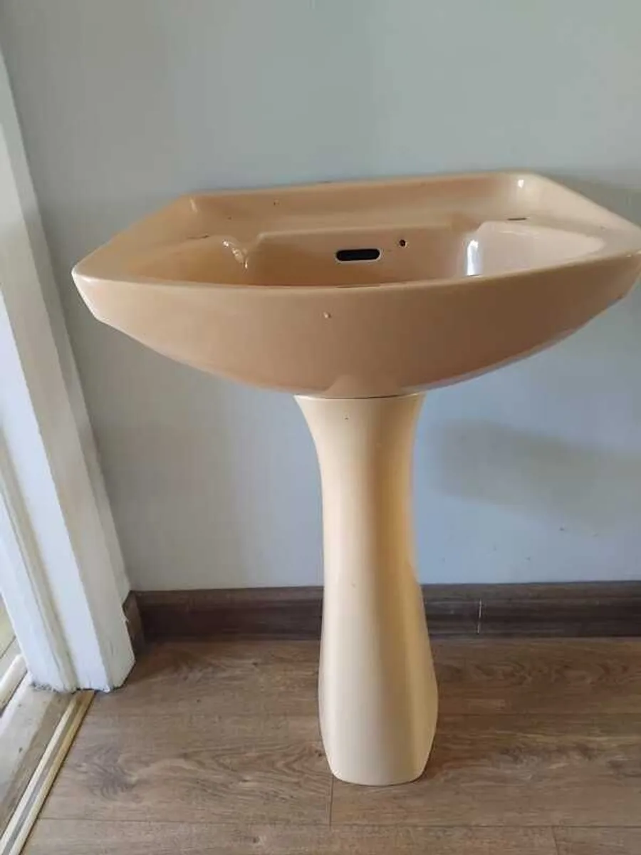 Bathroom fittings - Image 1