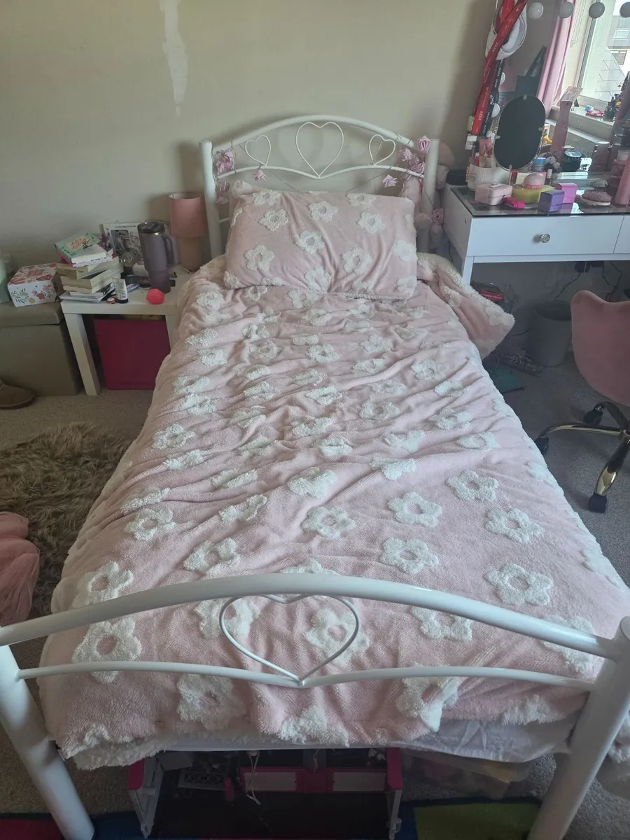 Bed - Image 1