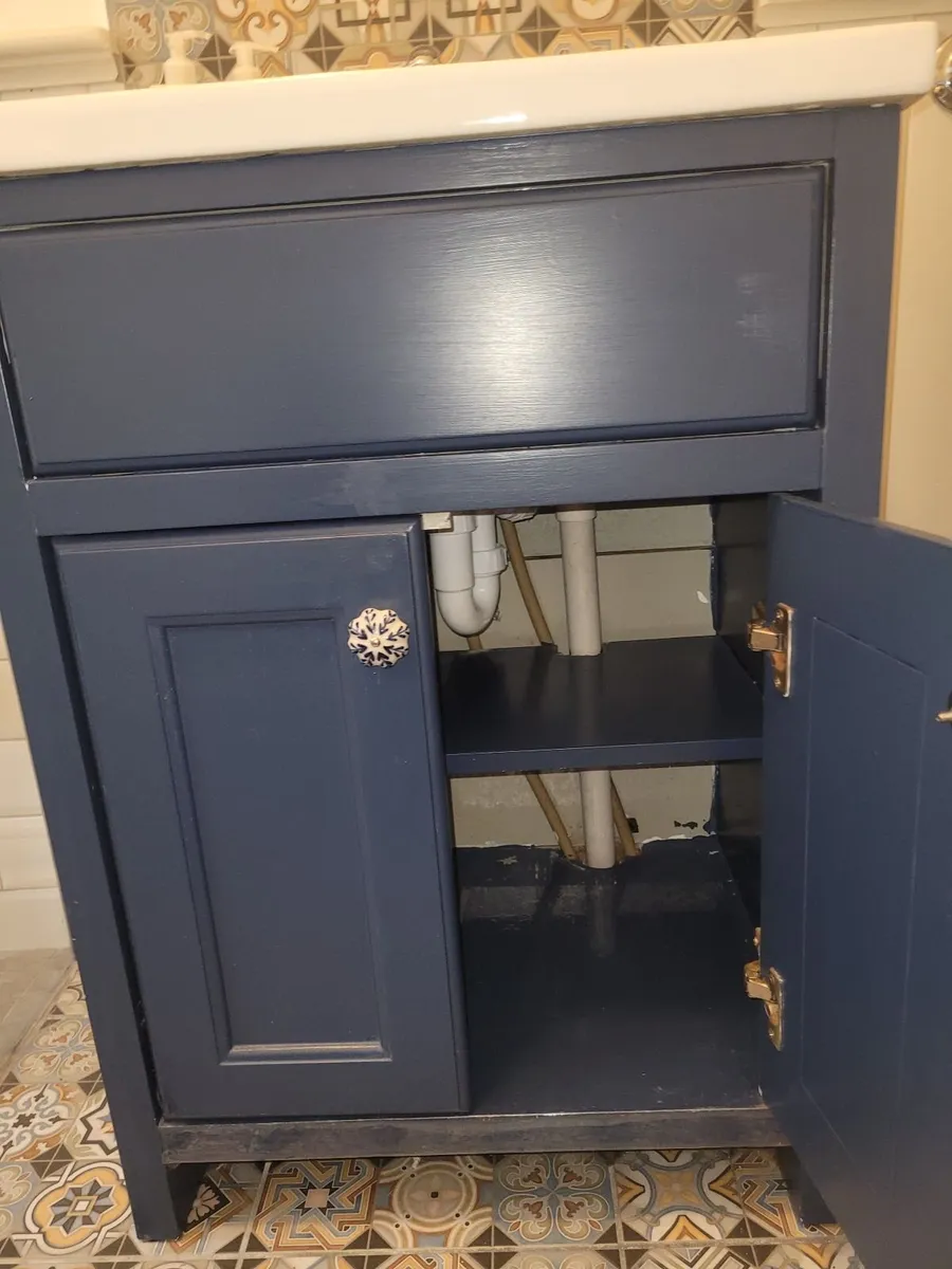 Bathroom vanity and sink - Image 3