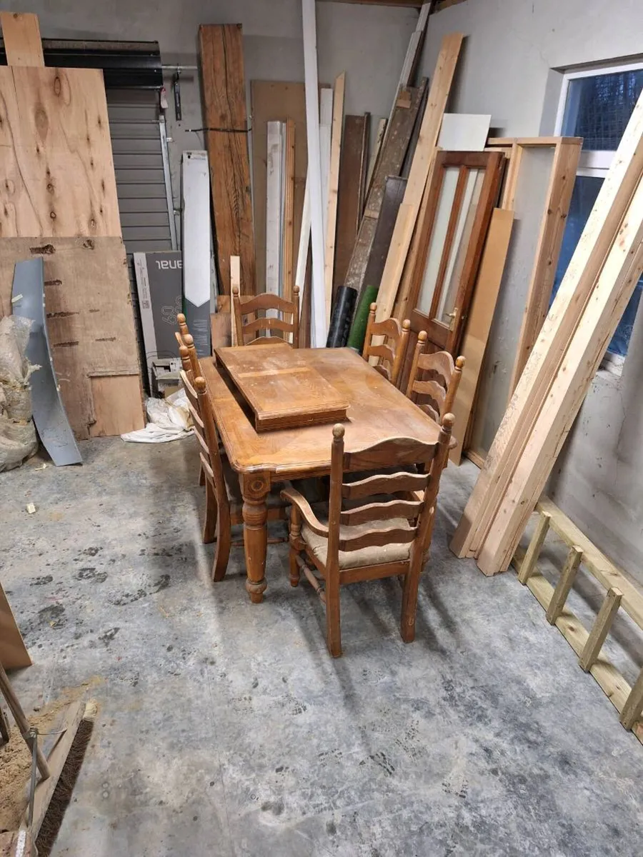 Table and 6 chairs - Image 1