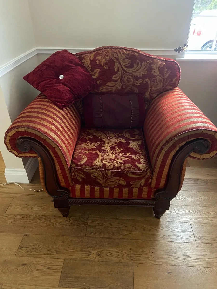 3+1+1 Suite with matching footstool - Image 2