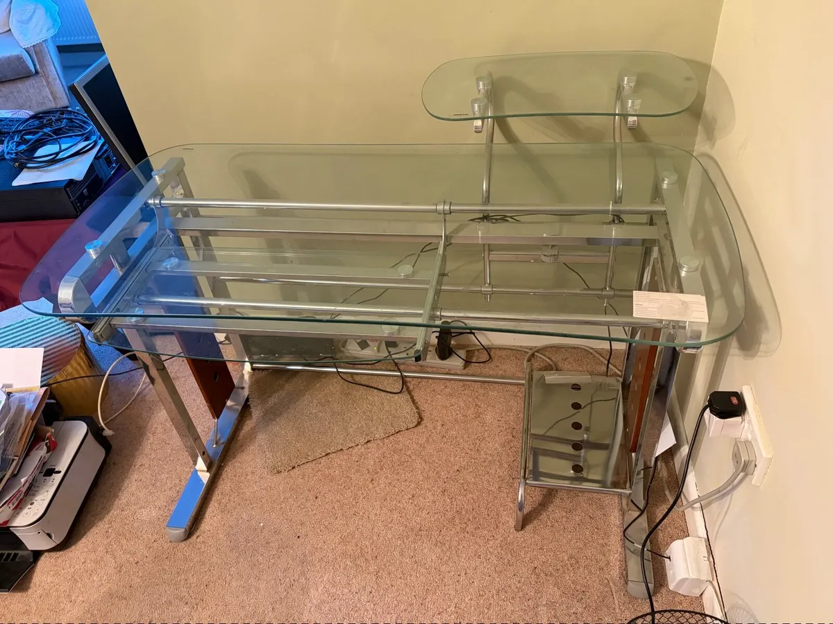 Computer desk - Image 1