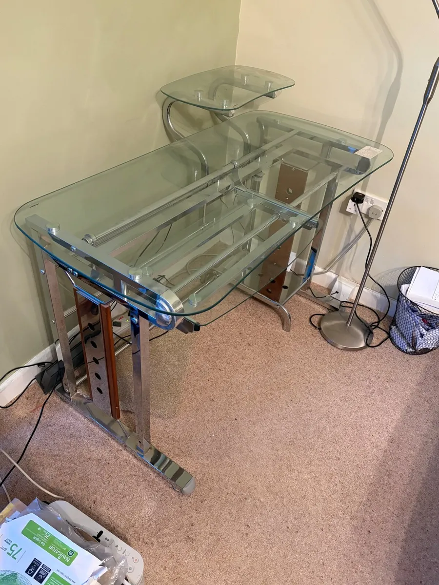 Computer desk - Image 2