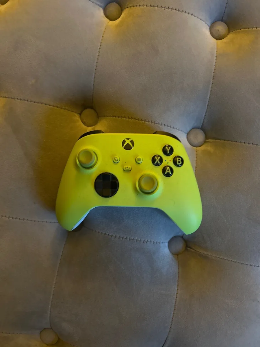 Xbox one s and controller - Image 3