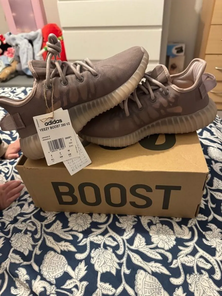 brand new yeezys size:38 uk5 - Image 1