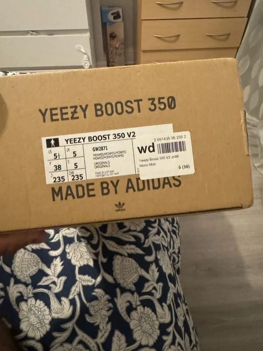 brand new yeezys size:38 uk5 - Image 4