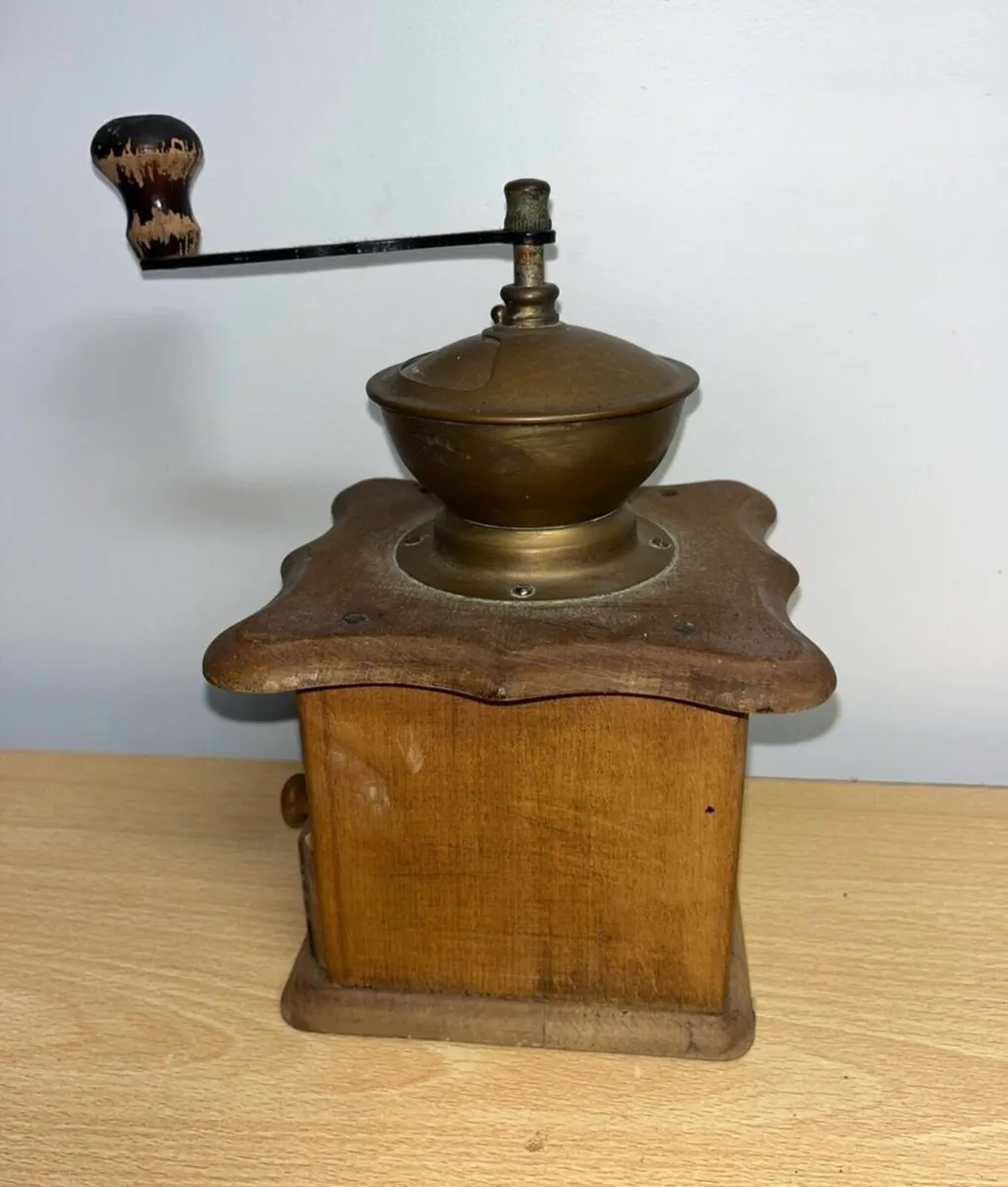 Vintage brass and wooden coffee grinder - Image 2
