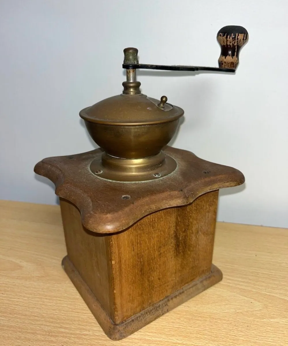 Vintage brass and wooden coffee grinder - Image 3