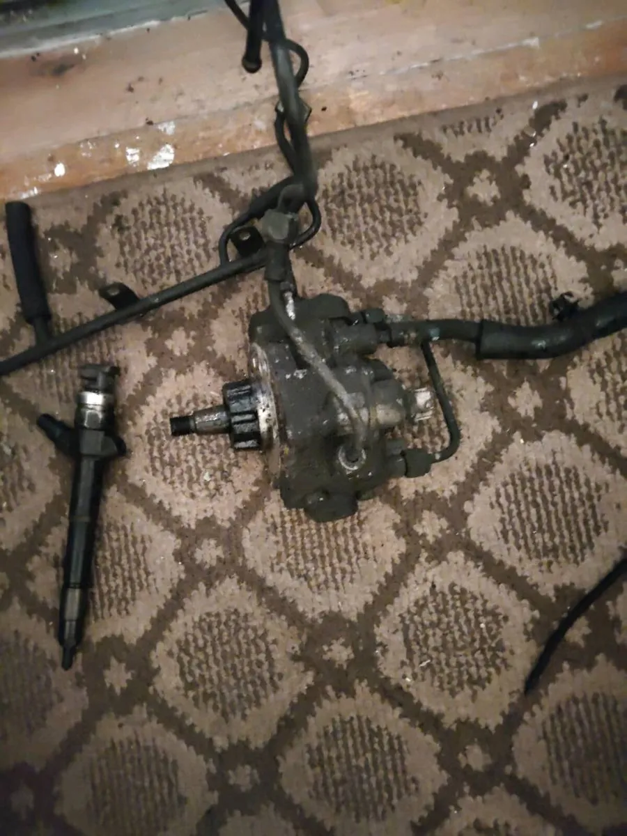 Mitsubishi 3.2 injector pump 2009 and head - Image 1