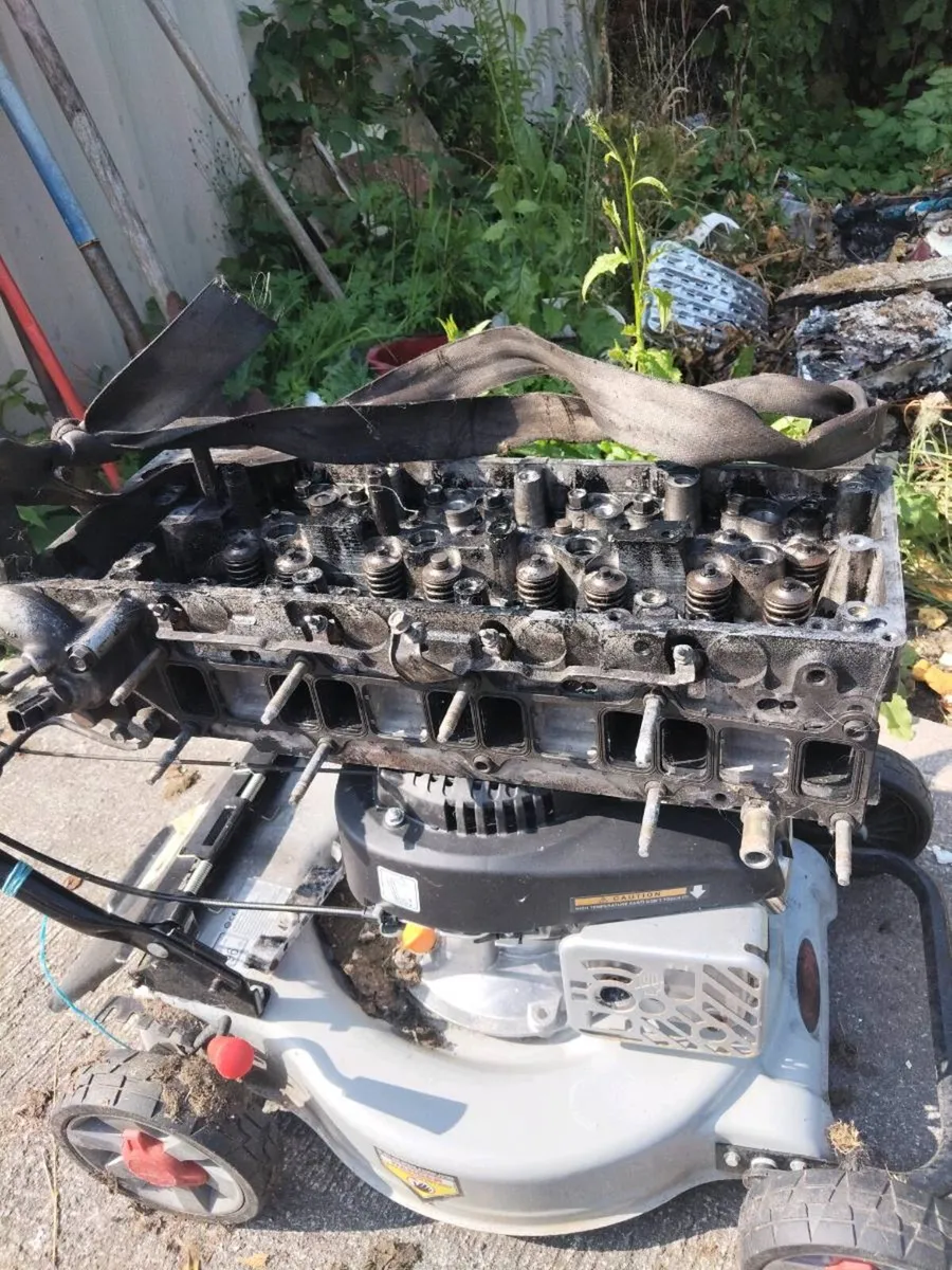 Mitsubishi 3.2 injector pump 2009 and head - Image 4