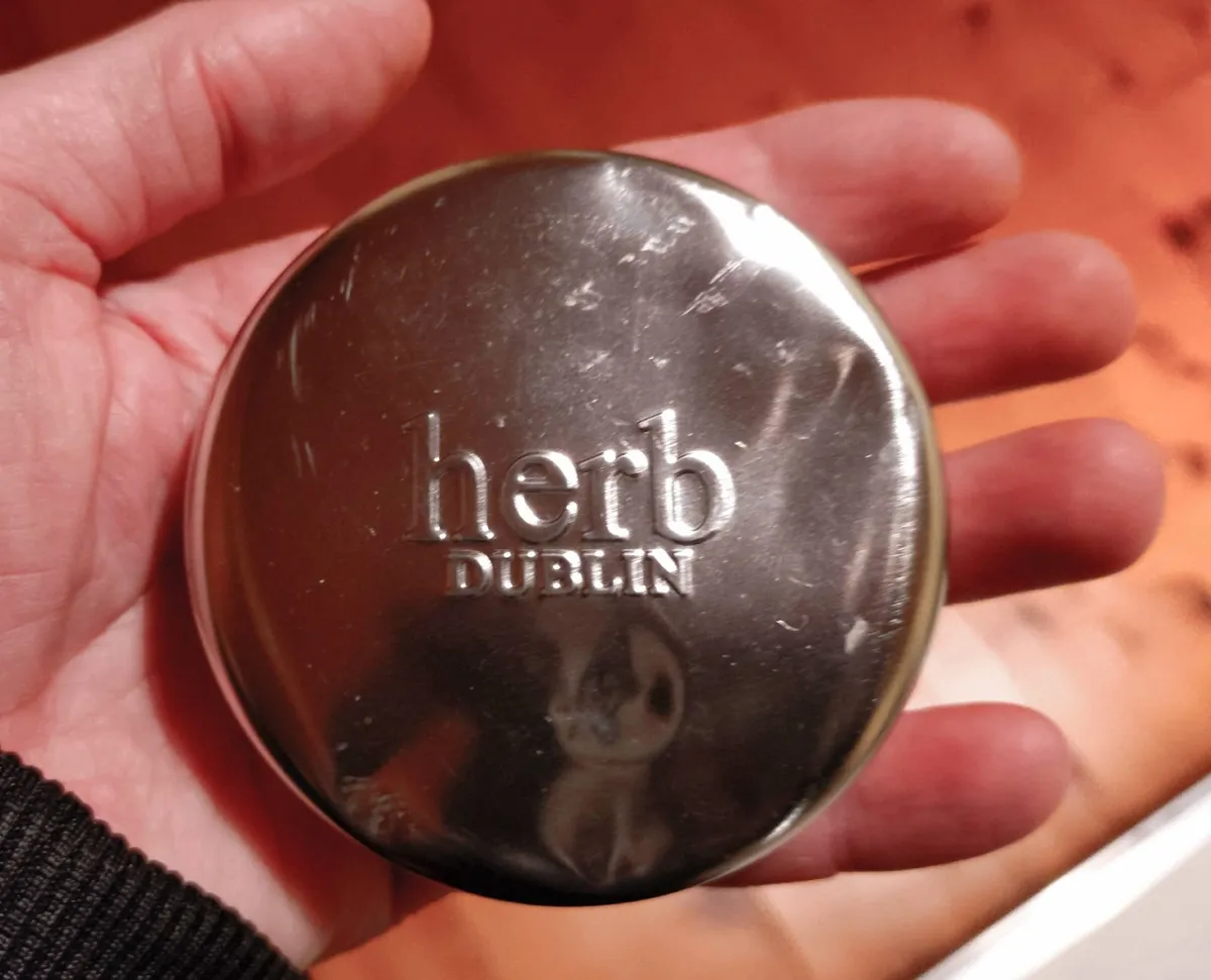 Mistletoe & Wine, Candle In A Tin (brand New). - Image 3