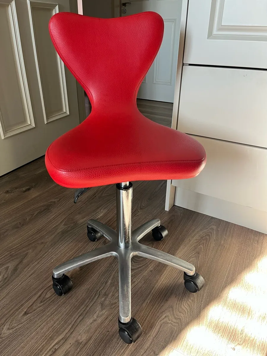 Adjustable swivel beauty chair