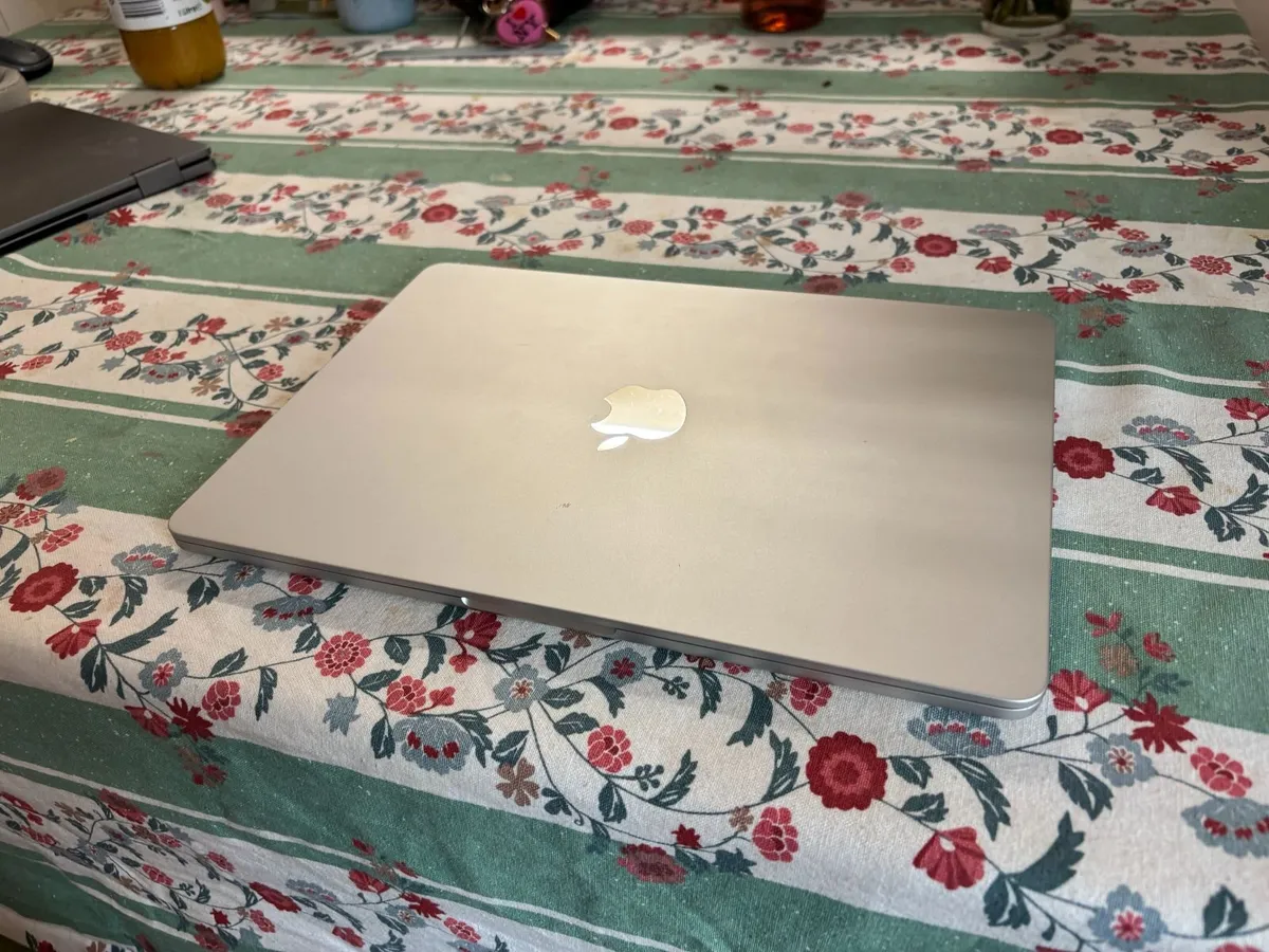 MacBook Air 13 Inch M3 2024 8GB - Image 2