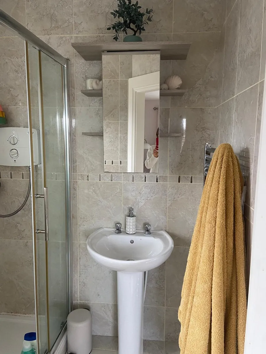 Bathroom sink and pedestal (taps included) - Image 1