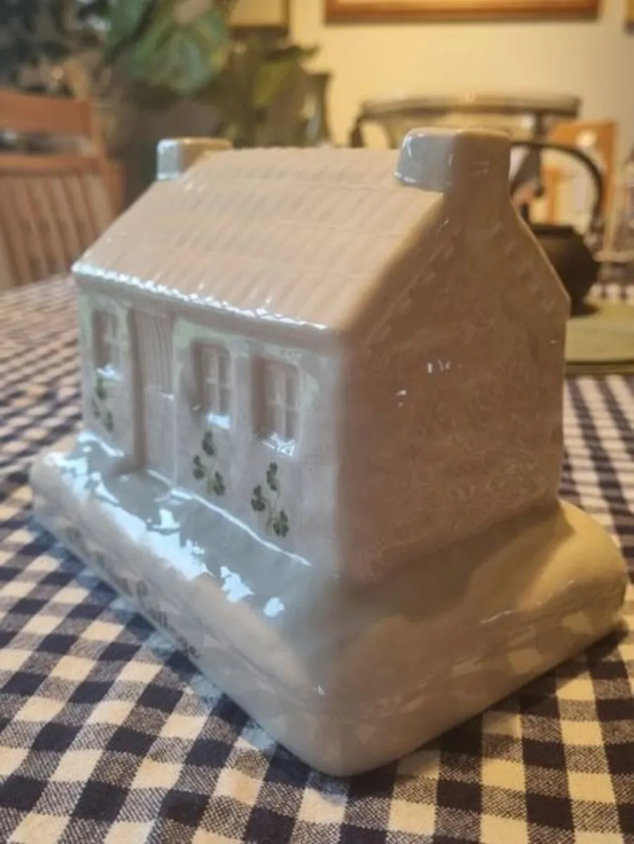 Donegal Parian China Cottage - Image 4