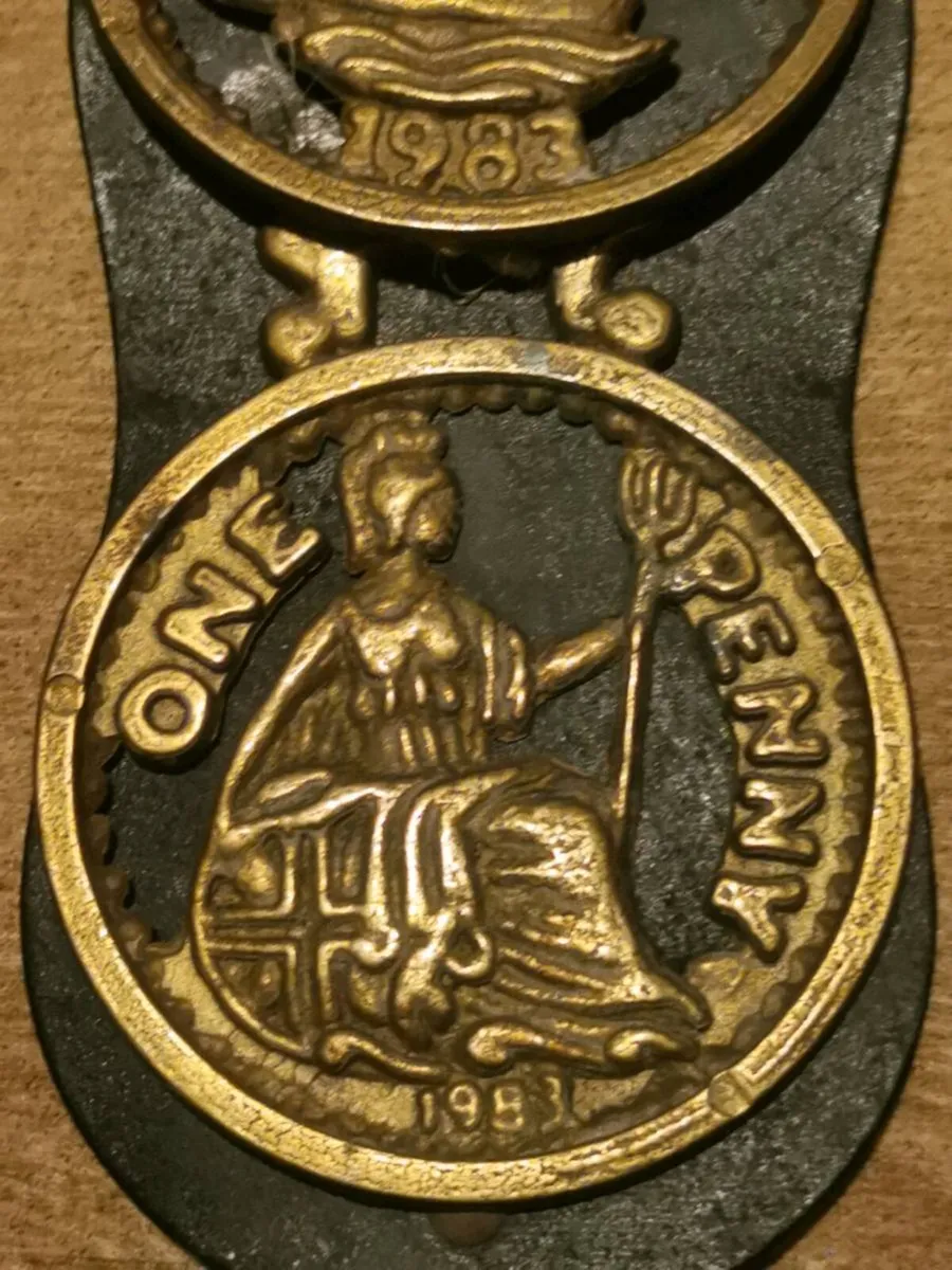 Vintage brass horses harness medallions - Image 2