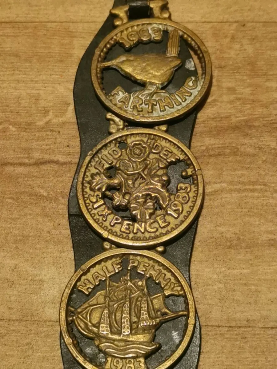 Vintage brass horses harness medallions - Image 3